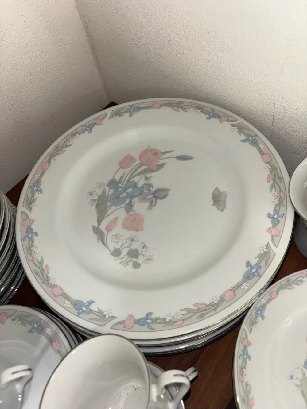 A set of vintage dishes from 1980s.